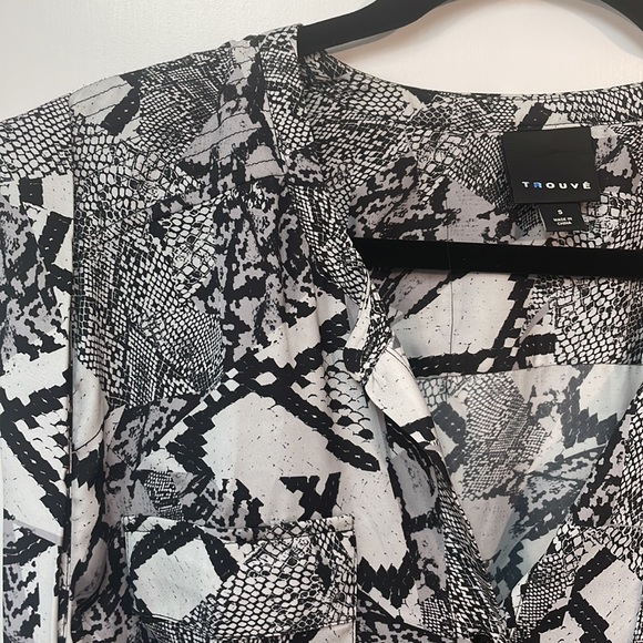 Nordstrom Trouvé Snakeskin Top - Picture 4 of 5